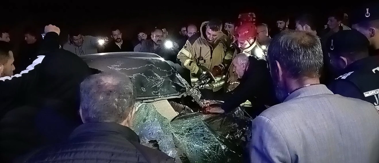 tir-dorsesine-carpan-otomobil-hurda-yiginina-dondu-sikisan-surucu-guclukle-kurtarildi