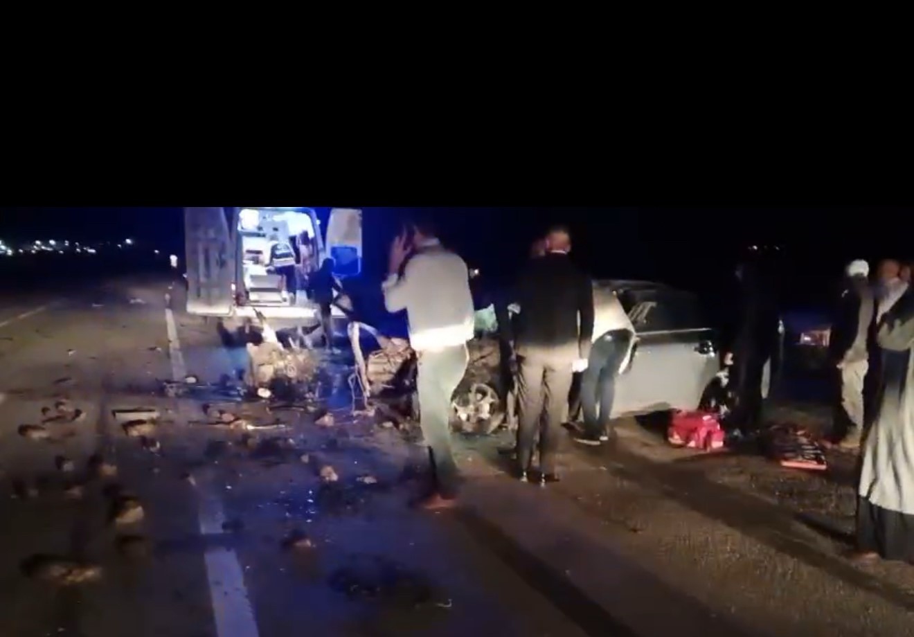 tir-dorsesine-carpan-otomobil-hurda-yiginina-dondu-sikisan-surucu-guclukle-kurtarildi