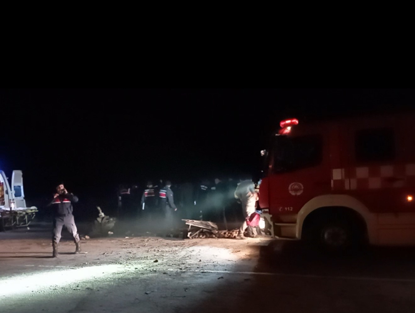 tir-dorsesine-carpan-otomobil-hurda-yiginina-dondu-sikisan-surucu-guclukle-kurtarildi