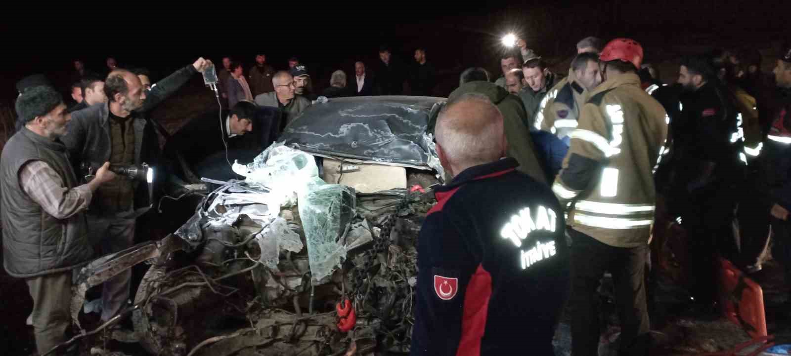 tir-dorsesine-carpan-otomobil-hurda-yiginina-dondu-sikisan-surucu-guclukle-kurtarildi