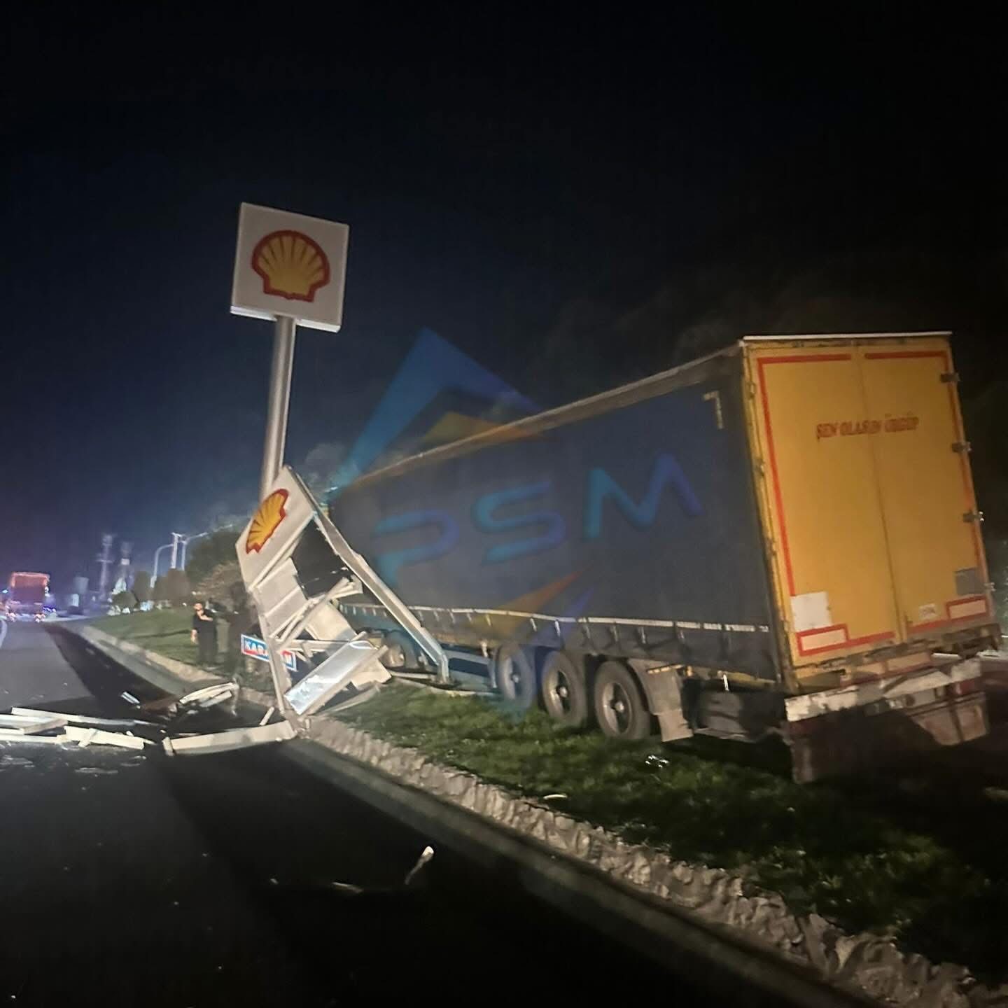 tir-once-yon-tabelasina-carpti-ardindan-akaryakit-istasyonuna-girdi