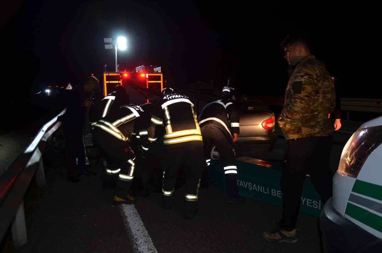 tira-arkadan-carpan-otomobil-hurda-yiginina-dondu-1-olu