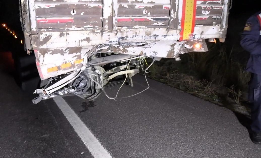 tira-arkadan-carpan-otomobil-hurda-yiginina-dondu-1-olu