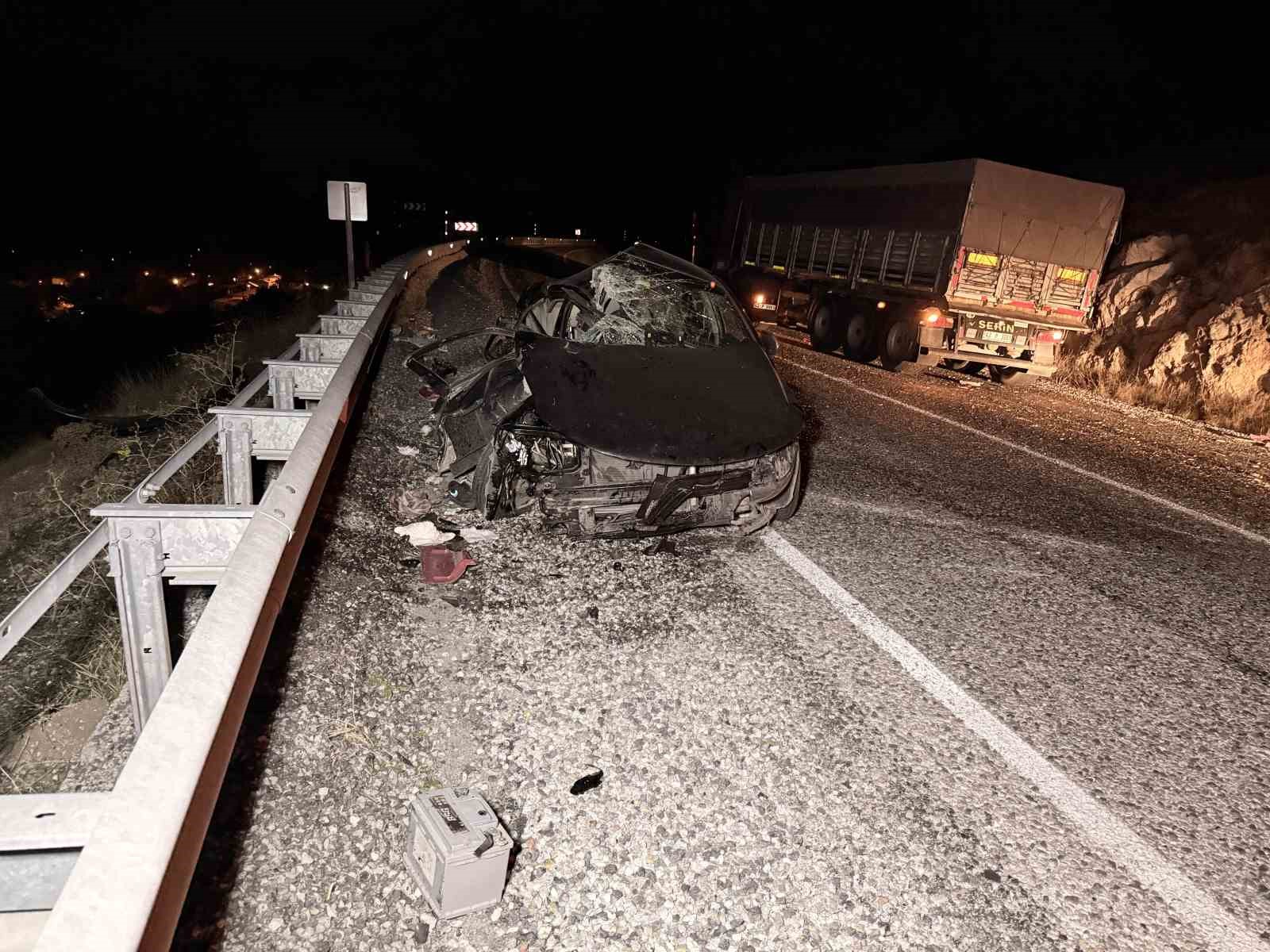 tira-carpan-otomobilde-4-kisi-yaralandi