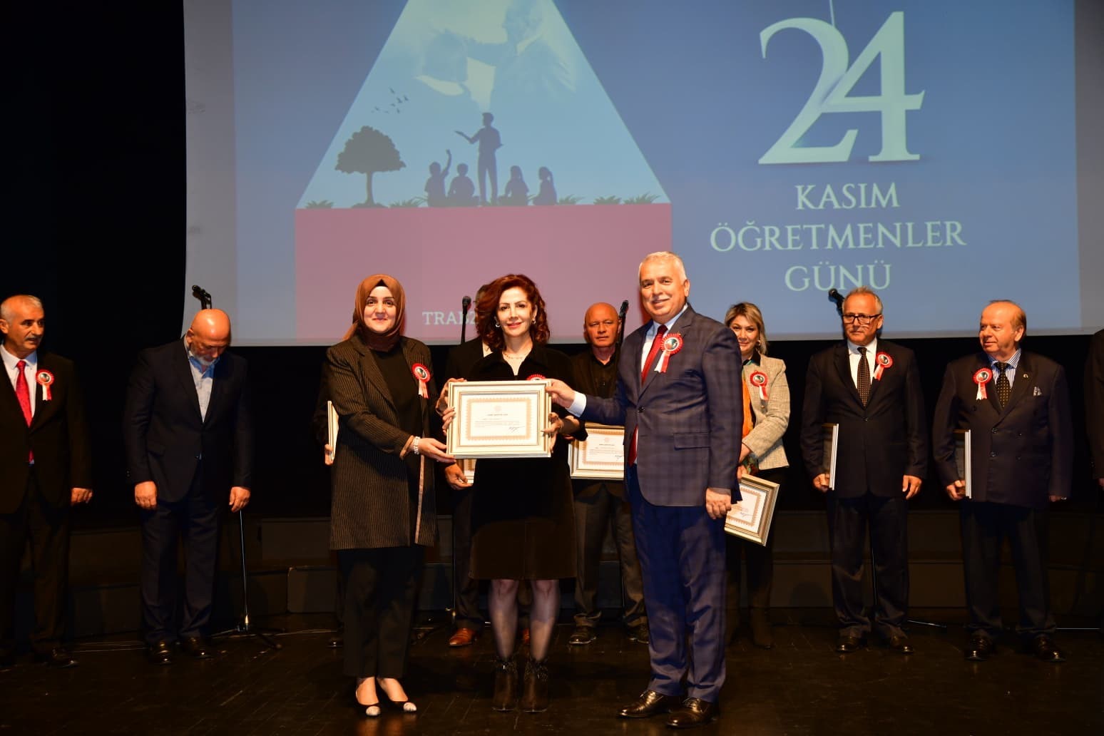 trabzonda-24-kasim-ogretmenler-gunu-kutlamalari
