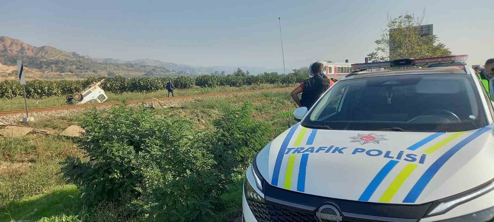 trenin-carptigi-kamyonet-ikiye-bolundu-1-yarali