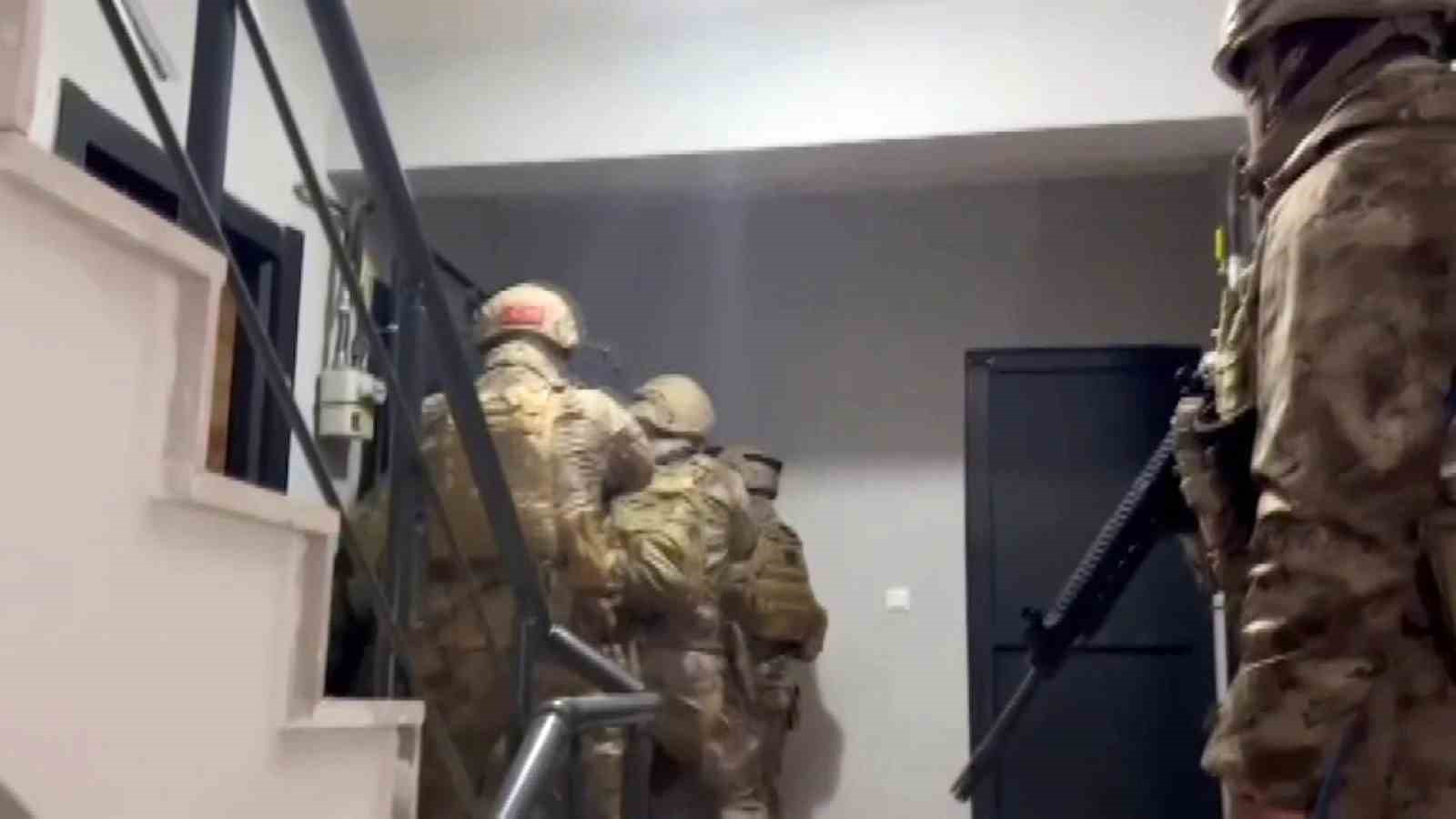 uyusturucu-baskini-film-sahnelerini-aratmadi-klozete-doktuler-saklamaya-calistilar