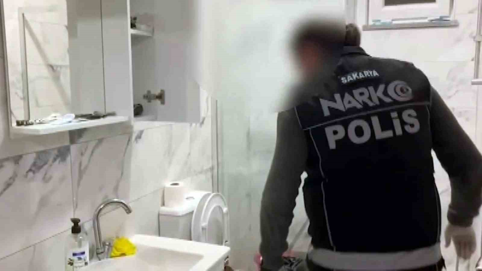 uyusturucu-baskini-film-sahnelerini-aratmadi-klozete-doktuler-saklamaya-calistilar