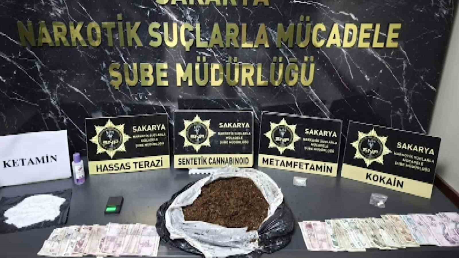 uyusturucu-baskini-film-sahnelerini-aratmadi-klozete-doktuler-saklamaya-calistilar