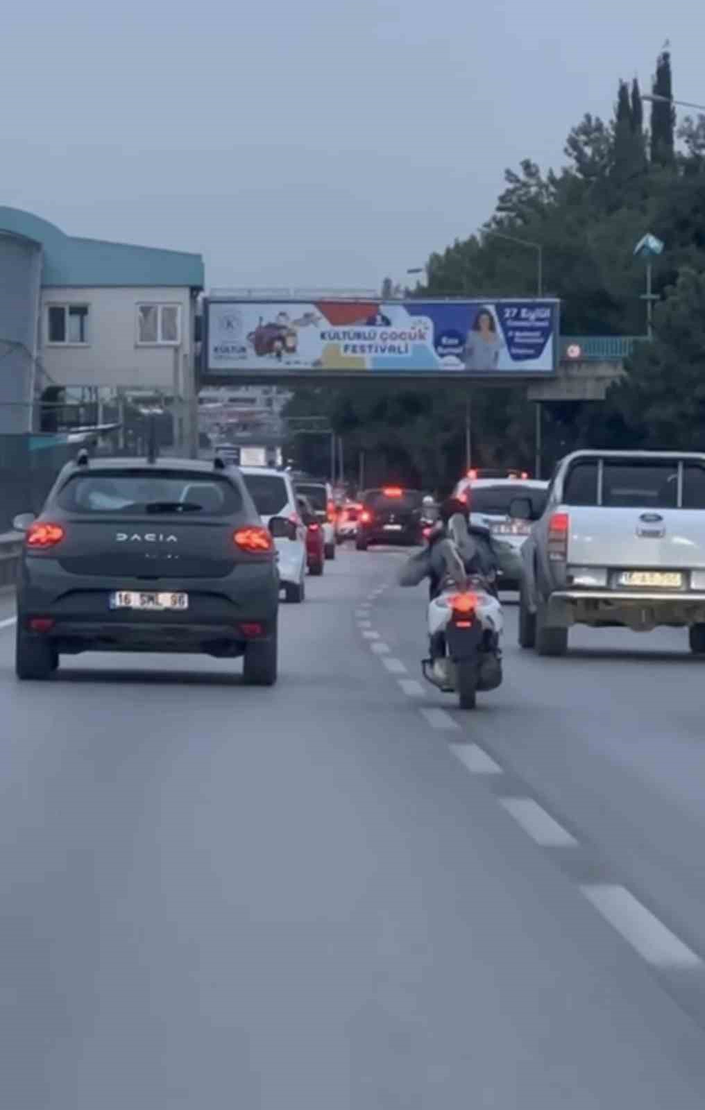 yatarak-motosiklet-suren-maganda-kamerada