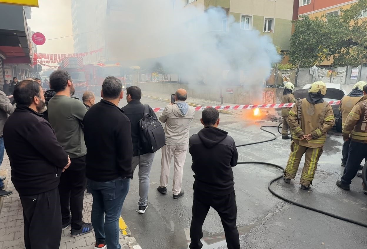 yer-alti-elektrik-kablolari-patladi-bir-otomobil-alev-alev-yandi