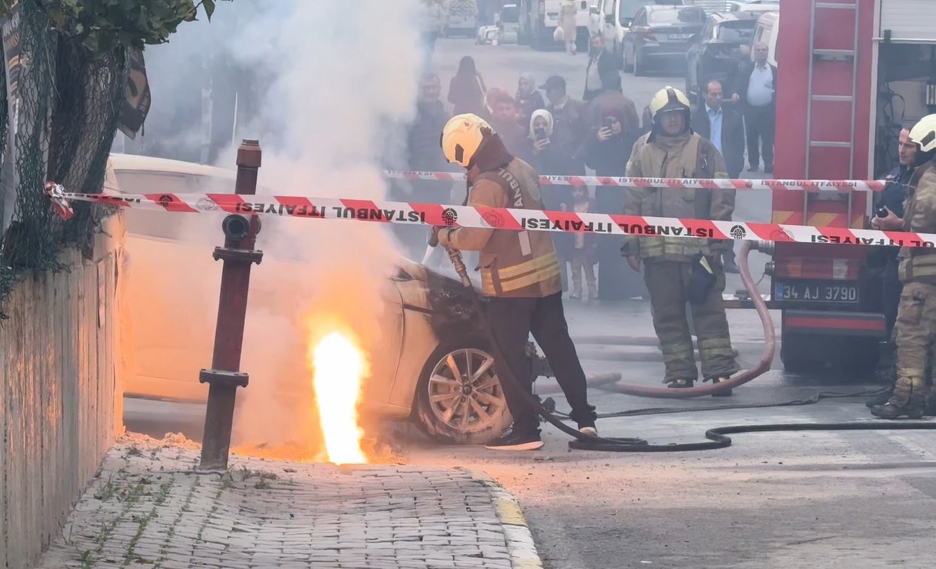 yer-alti-elektrik-kablolari-patladi-bir-otomobil-alev-alev-yandi