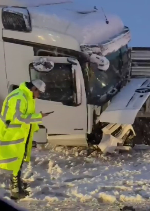 yogun-kar-yagisi-kazalari-beraberinde-getirdi-1-olu-5-yarali