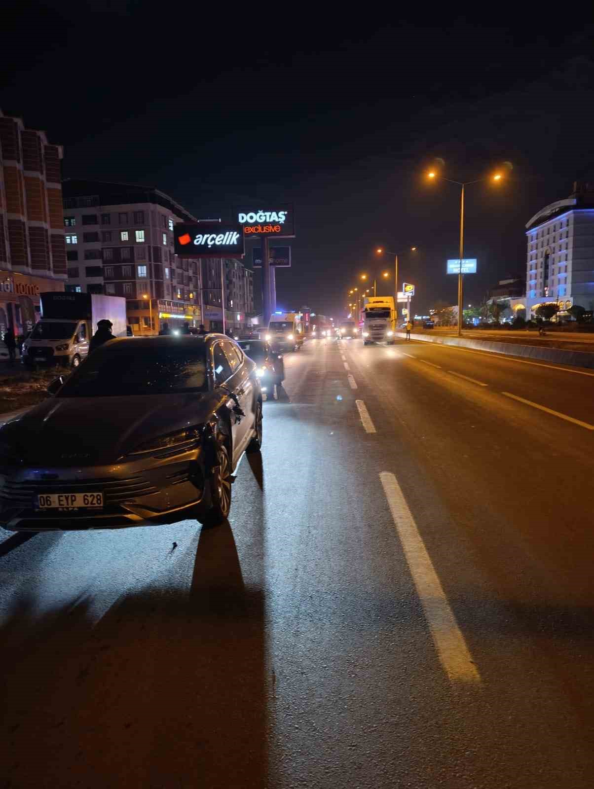 yolun-karsisina-gecmeye-calisan-2-kadina-otomobil-carpti-1-olu-1-agir-yarali