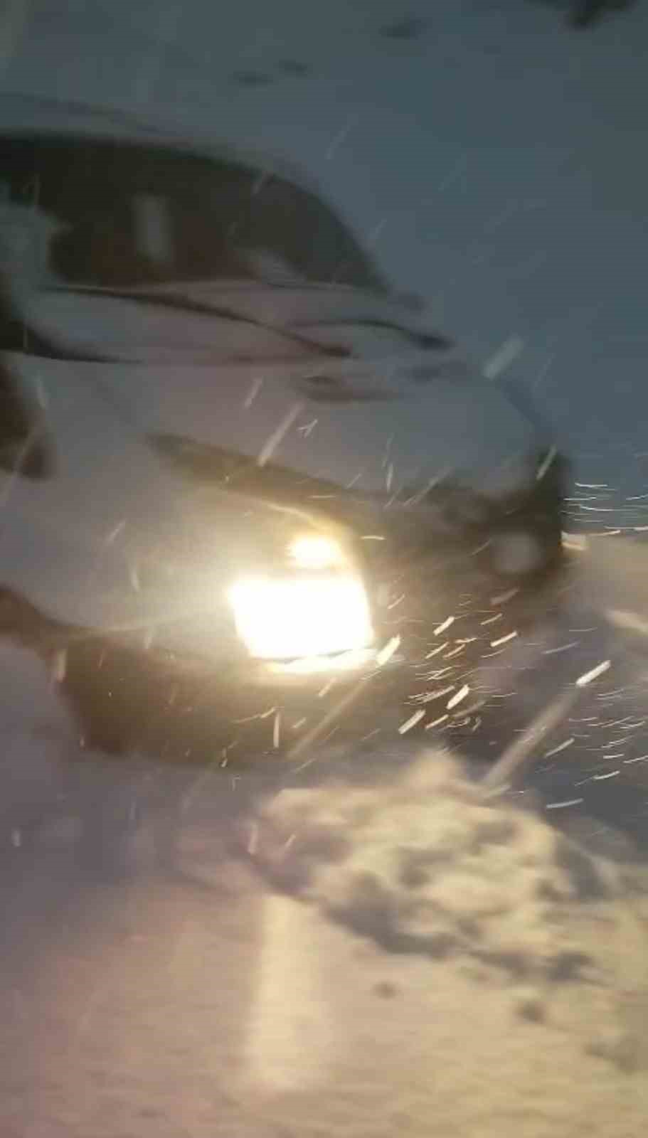 yuksekovada-yogun-kar-nedeniyle-mahsur-kalan-vatandaslarin-imdadina-mehmetcik-yetisti