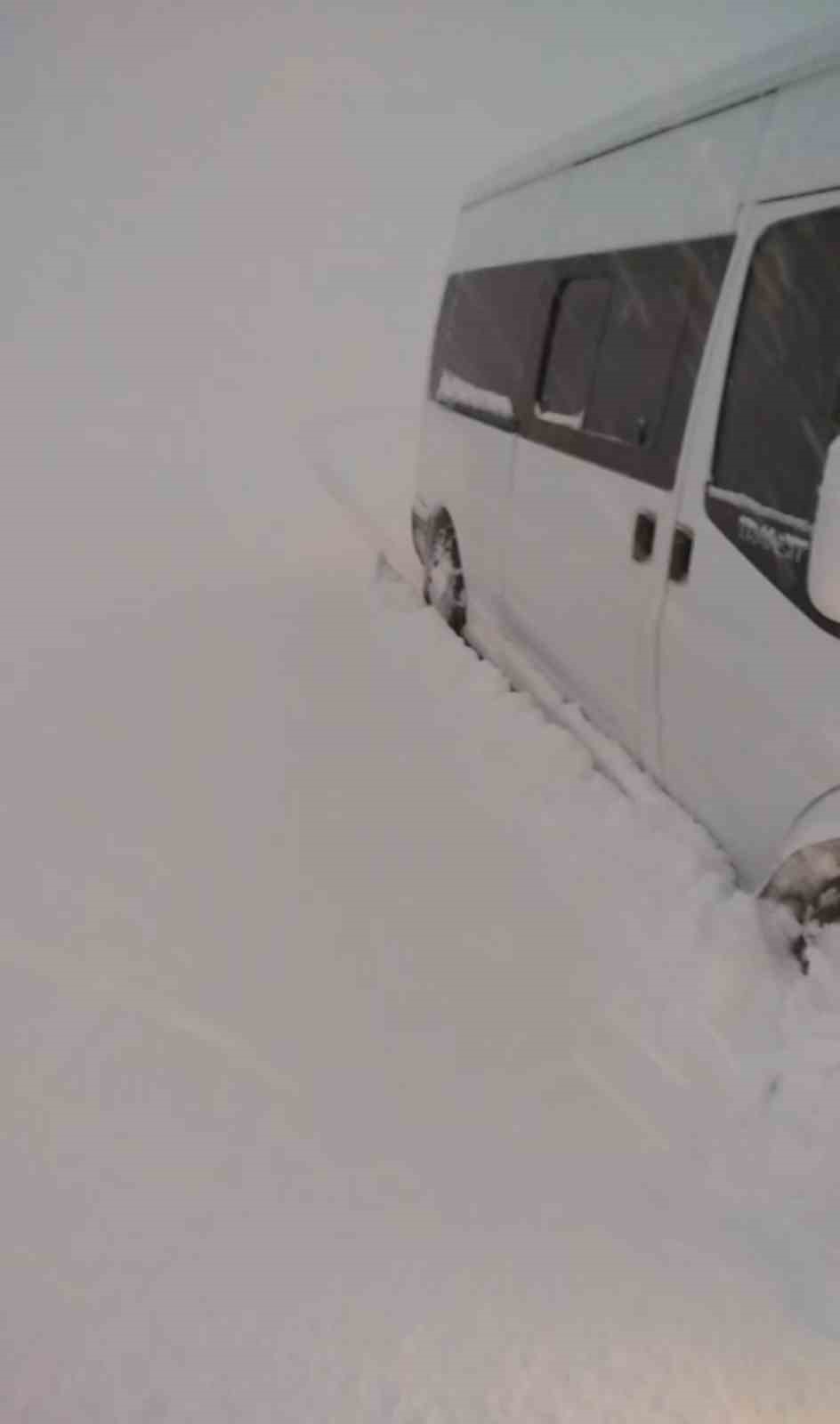 yuksekovada-yogun-kar-nedeniyle-mahsur-kalan-vatandaslarin-imdadina-mehmetcik-yetisti