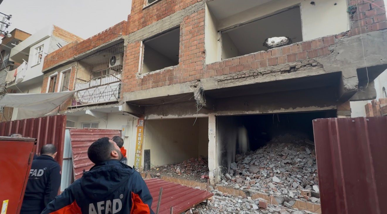 agir-hasarli-binayi-yikarken-molozlarin-altinda-kaldi