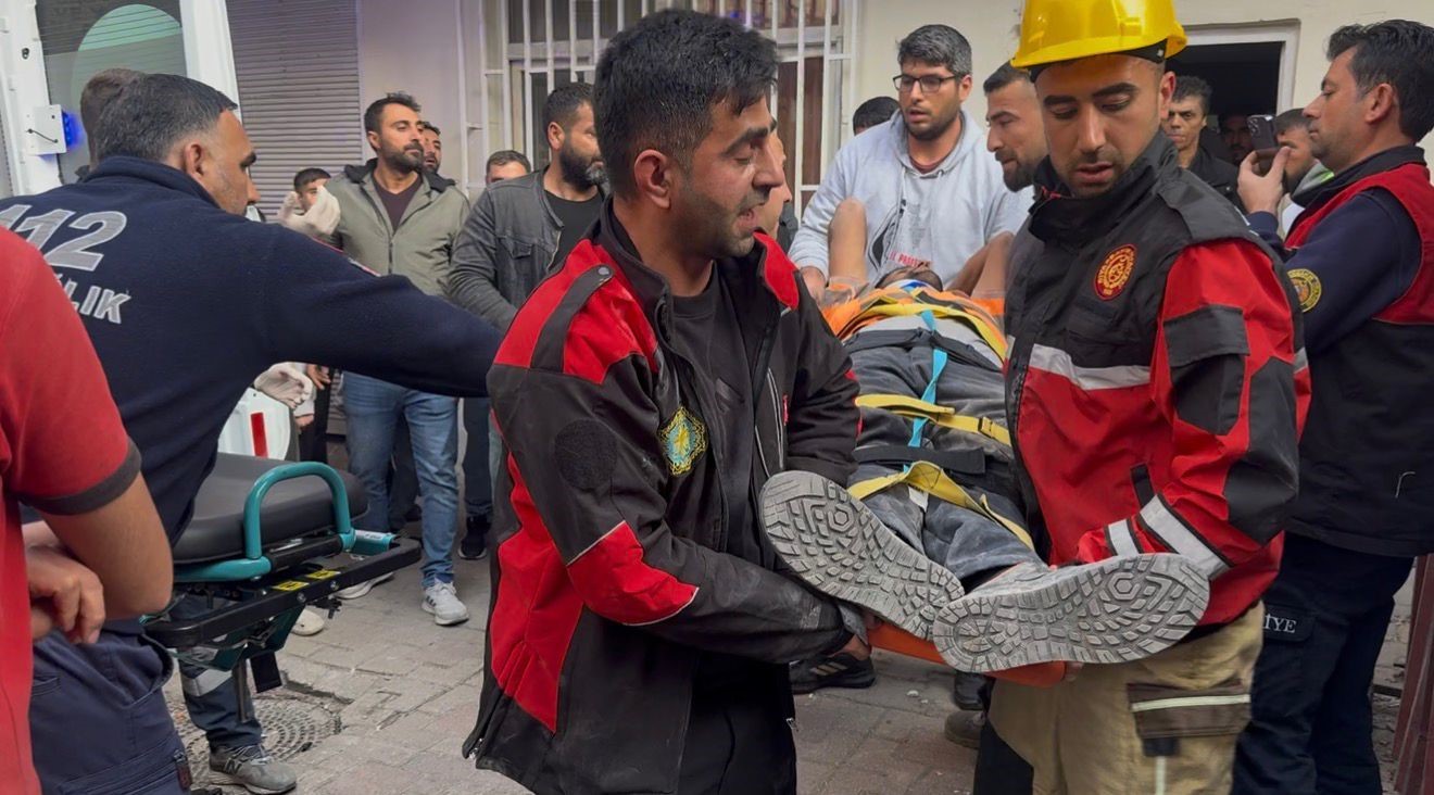 agir-hasarli-binayi-yikarken-molozlarin-altinda-kaldi