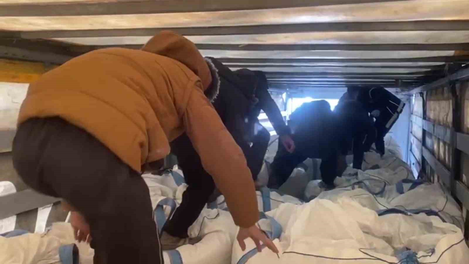 amasyada-tirda-cuvallarin-arasinda-13-kacak-gocmen-yakalandi