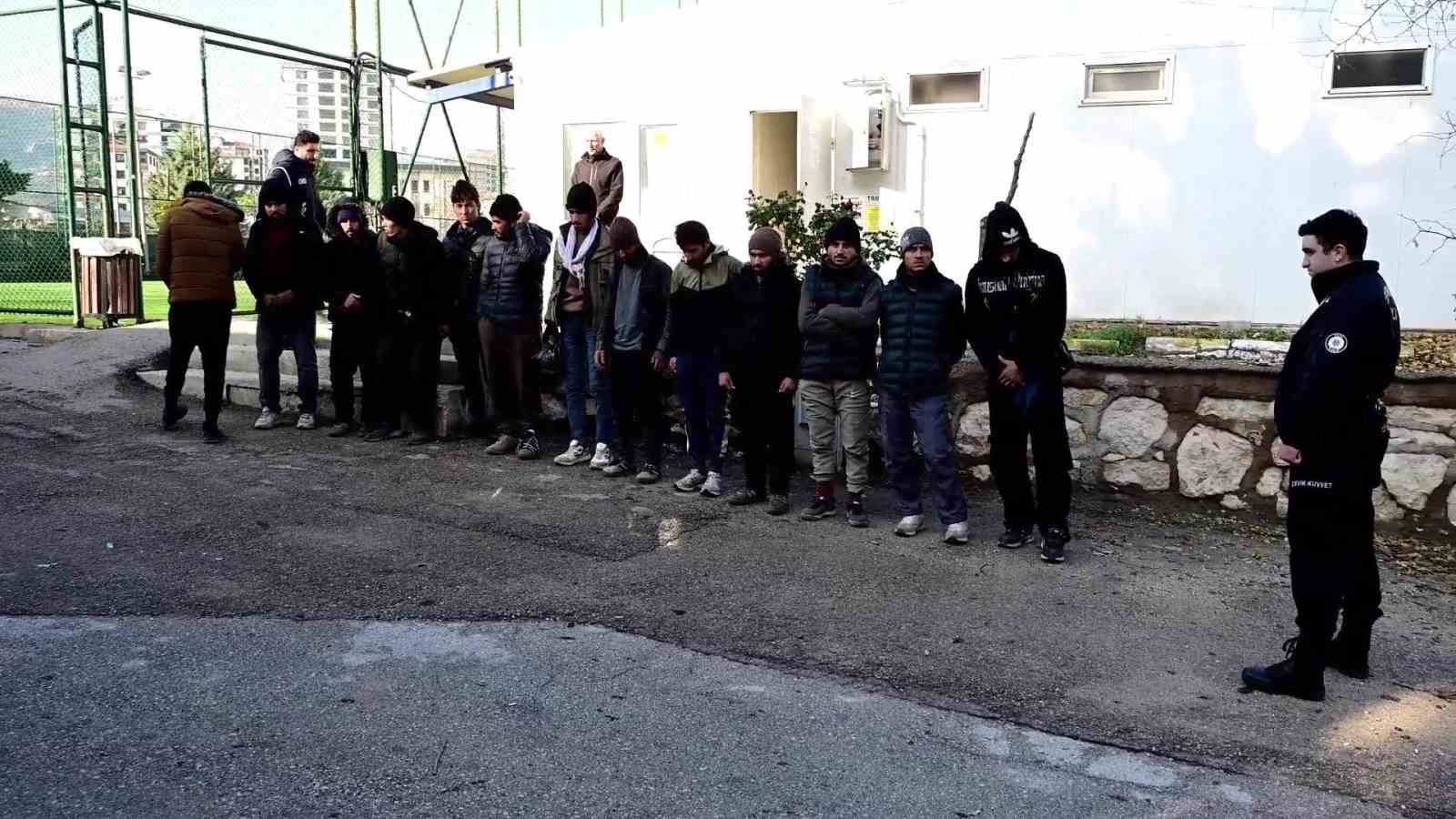 amasyada-tirda-cuvallarin-arasinda-13-kacak-gocmen-yakalandi