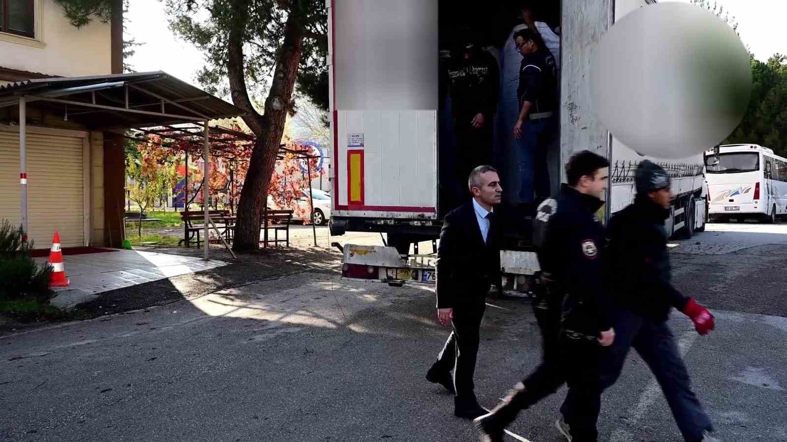 amasyada-tirda-cuvallarin-arasinda-13-kacak-gocmen-yakalandi