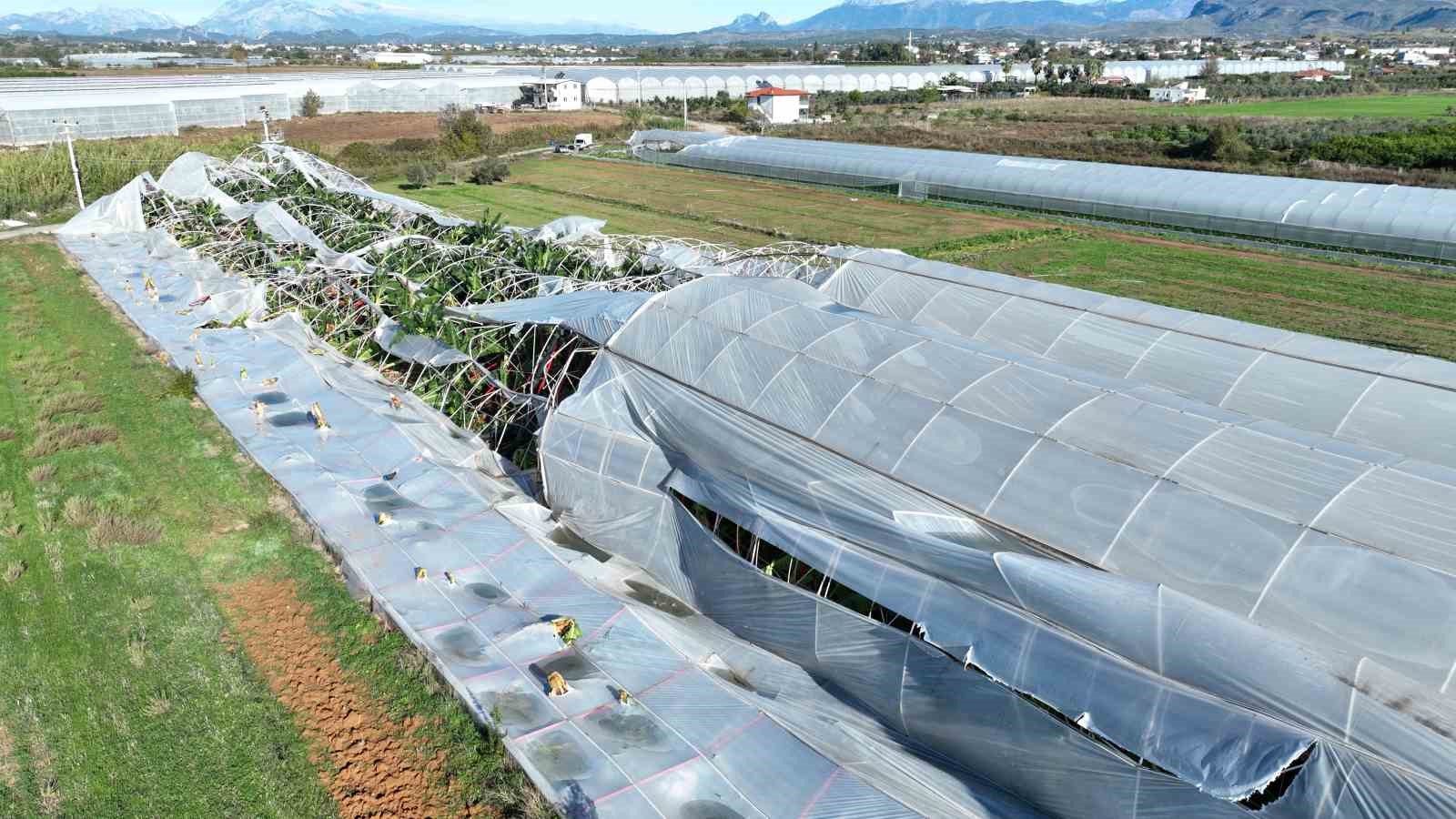 antalyada-hortumun-seralara-verdigi-zararin-boyutu-gun-yuzune-cikti