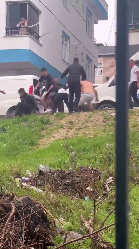 basaksehirde-kardes-kavgasi-sopa-kemer-ve-bicaklar-havada-ucustu