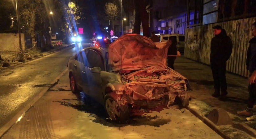 beykozda-ehliyetsiz-surucunun-kullandigi-otomobil-agaca-carpip-yola-savruldu-2-yarali