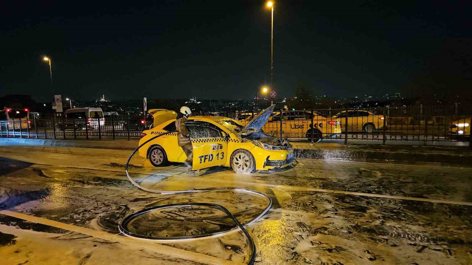 beyoglunda-seyir-halindeki-ticari-taksi-alev-alev-yandi