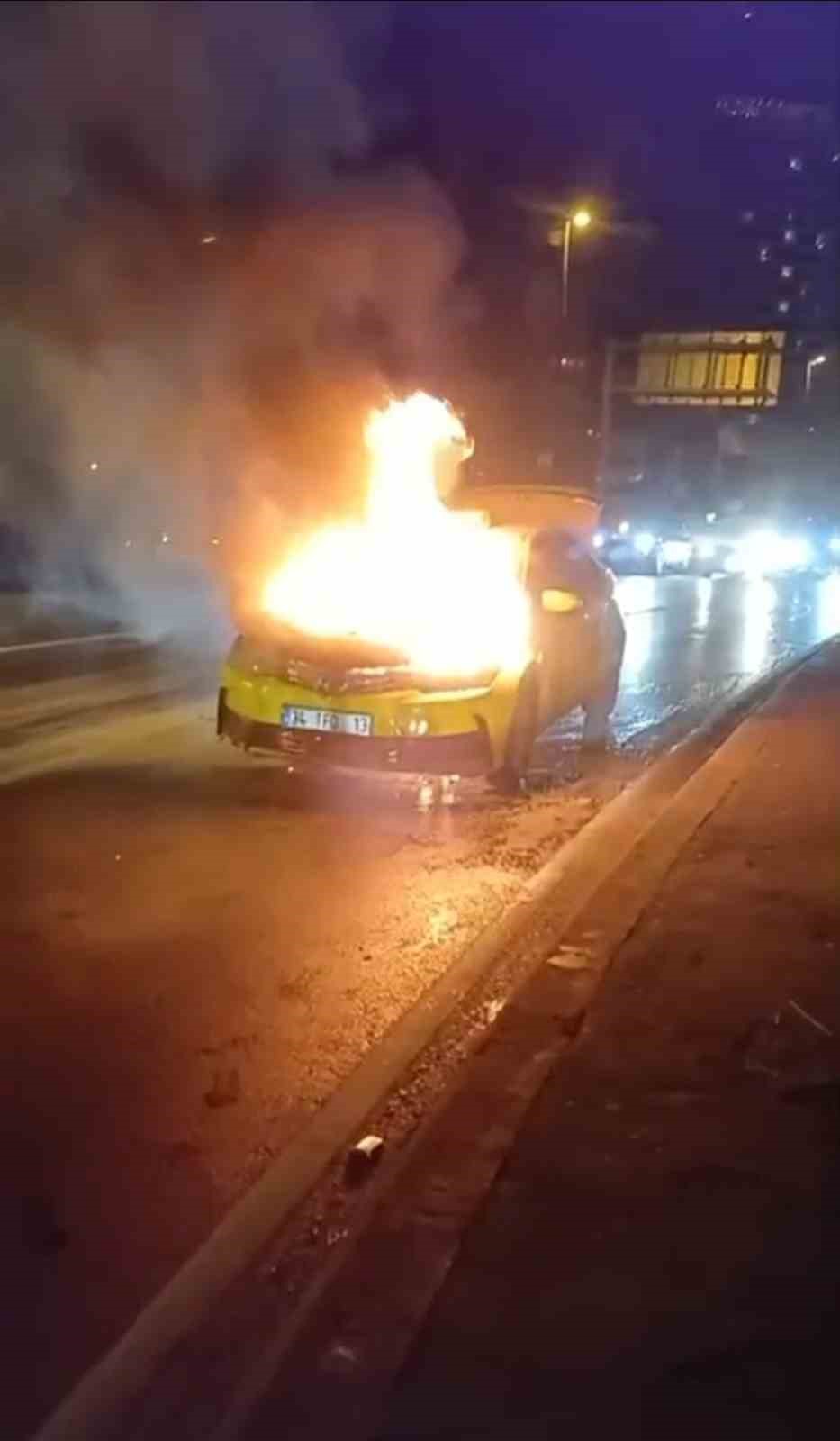 beyoglunda-seyir-halindeki-ticari-taksi-alev-alev-yandi