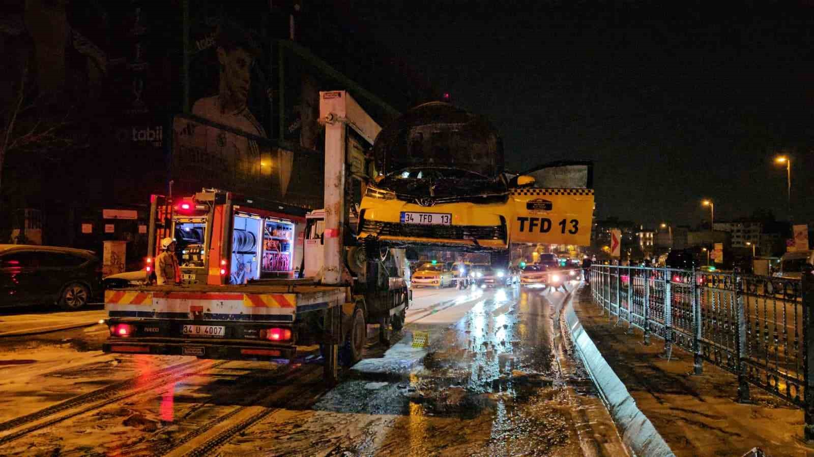 beyoglunda-seyir-halindeki-ticari-taksi-alev-alev-yandi