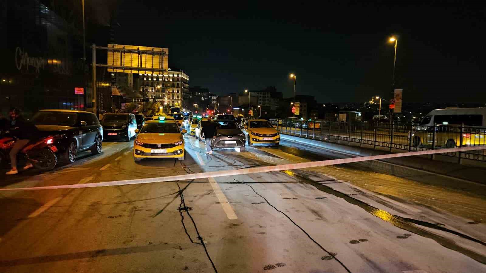 beyoglunda-seyir-halindeki-ticari-taksi-alev-alev-yandi