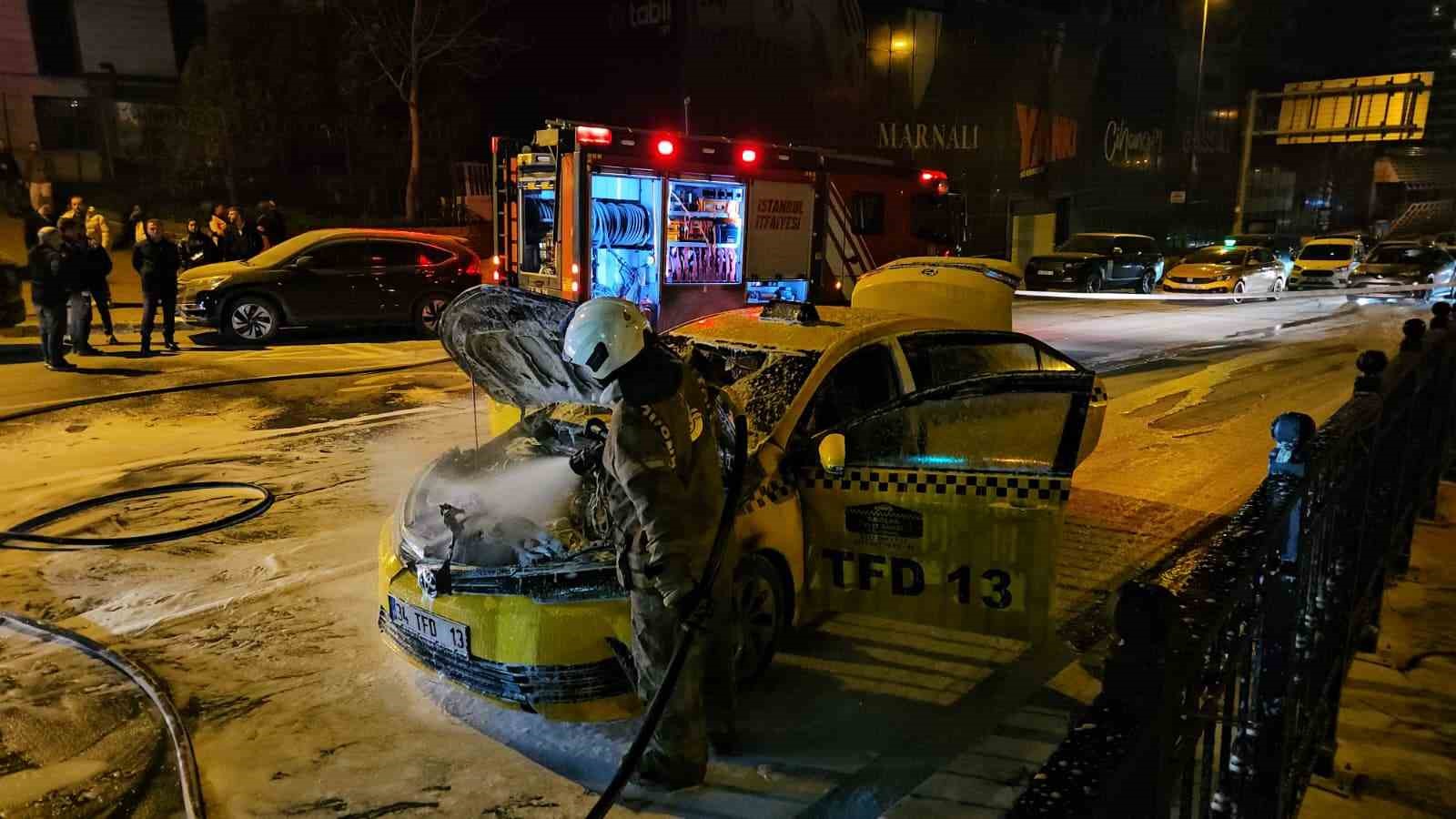 beyoglunda-seyir-halindeki-ticari-taksi-alev-alev-yandi