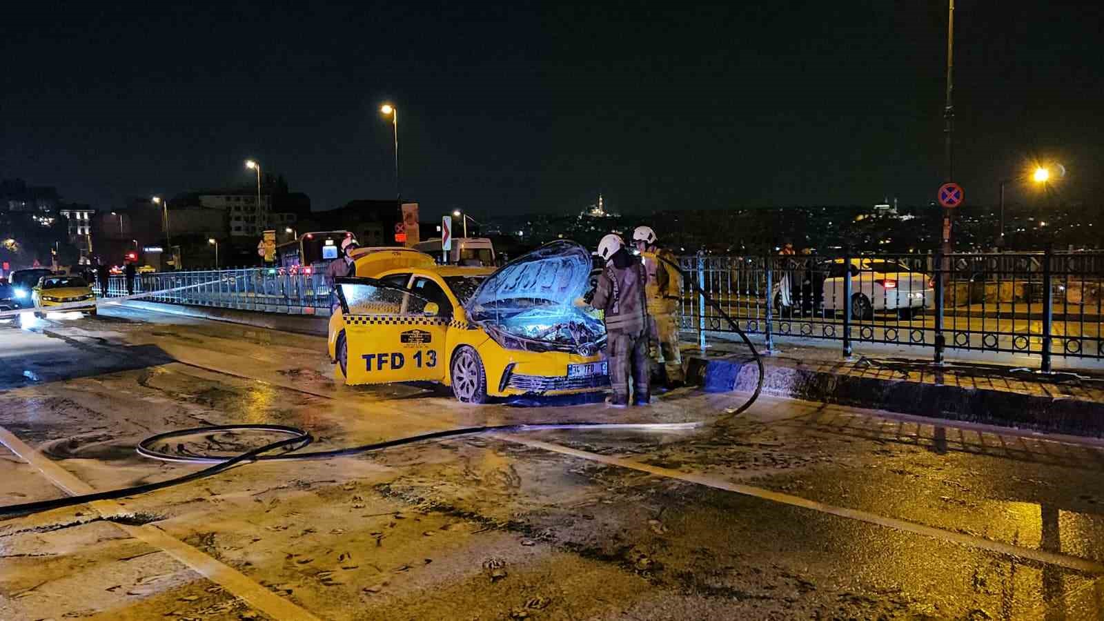 beyoglunda-seyir-halindeki-ticari-taksi-alev-alev-yandi