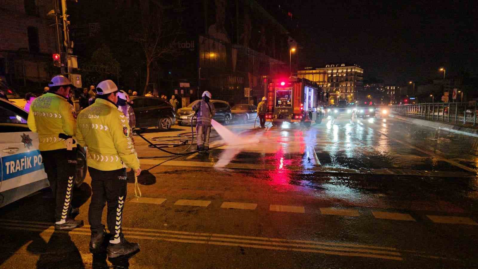 beyoglunda-seyir-halindeki-ticari-taksi-alev-alev-yandi