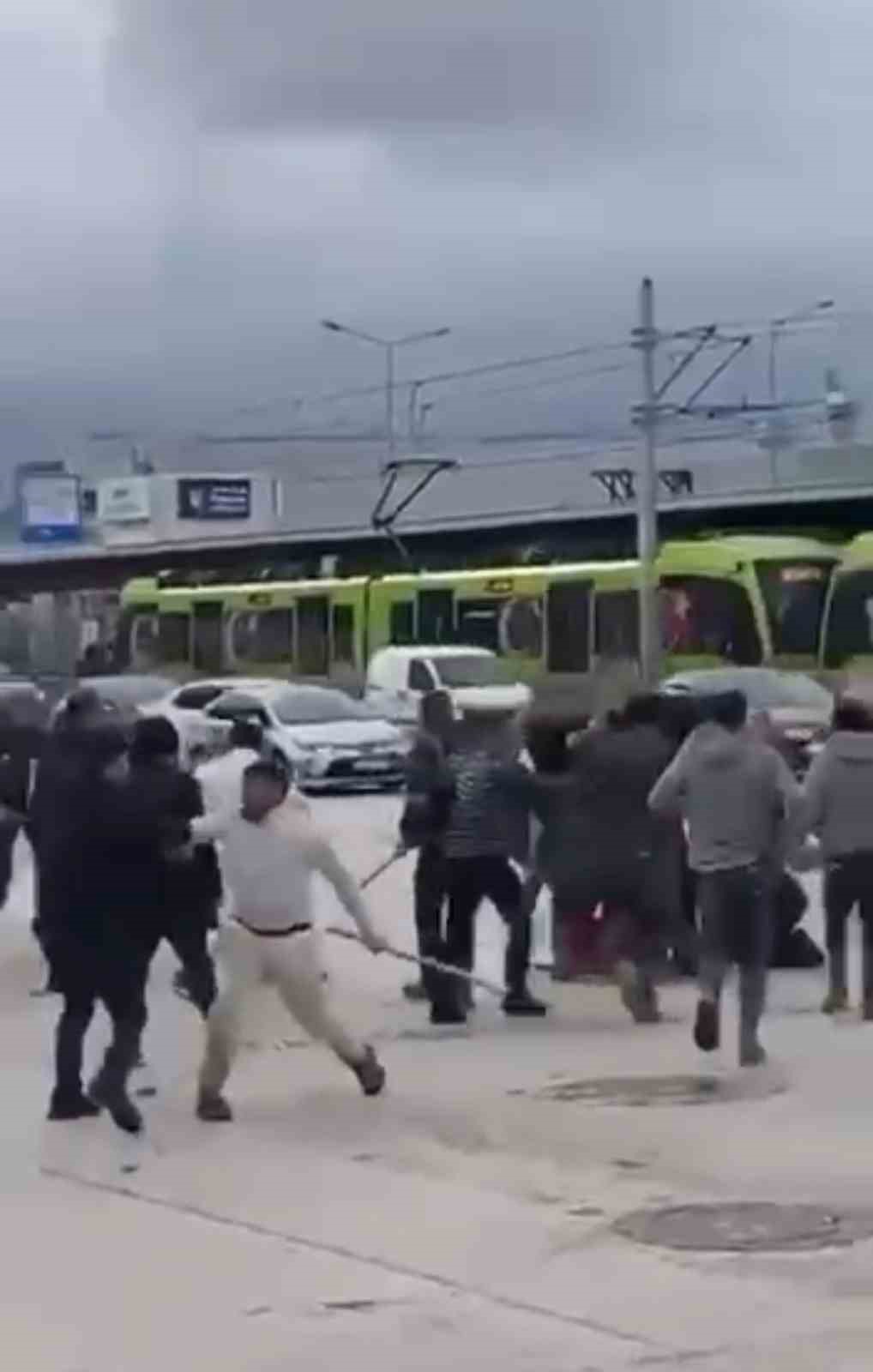 bursada-savasi-andiran-kavga-kamerada-kimi-kaskini-migfer-yapti-kimi-sopayi-kilic-gibi-kullandi