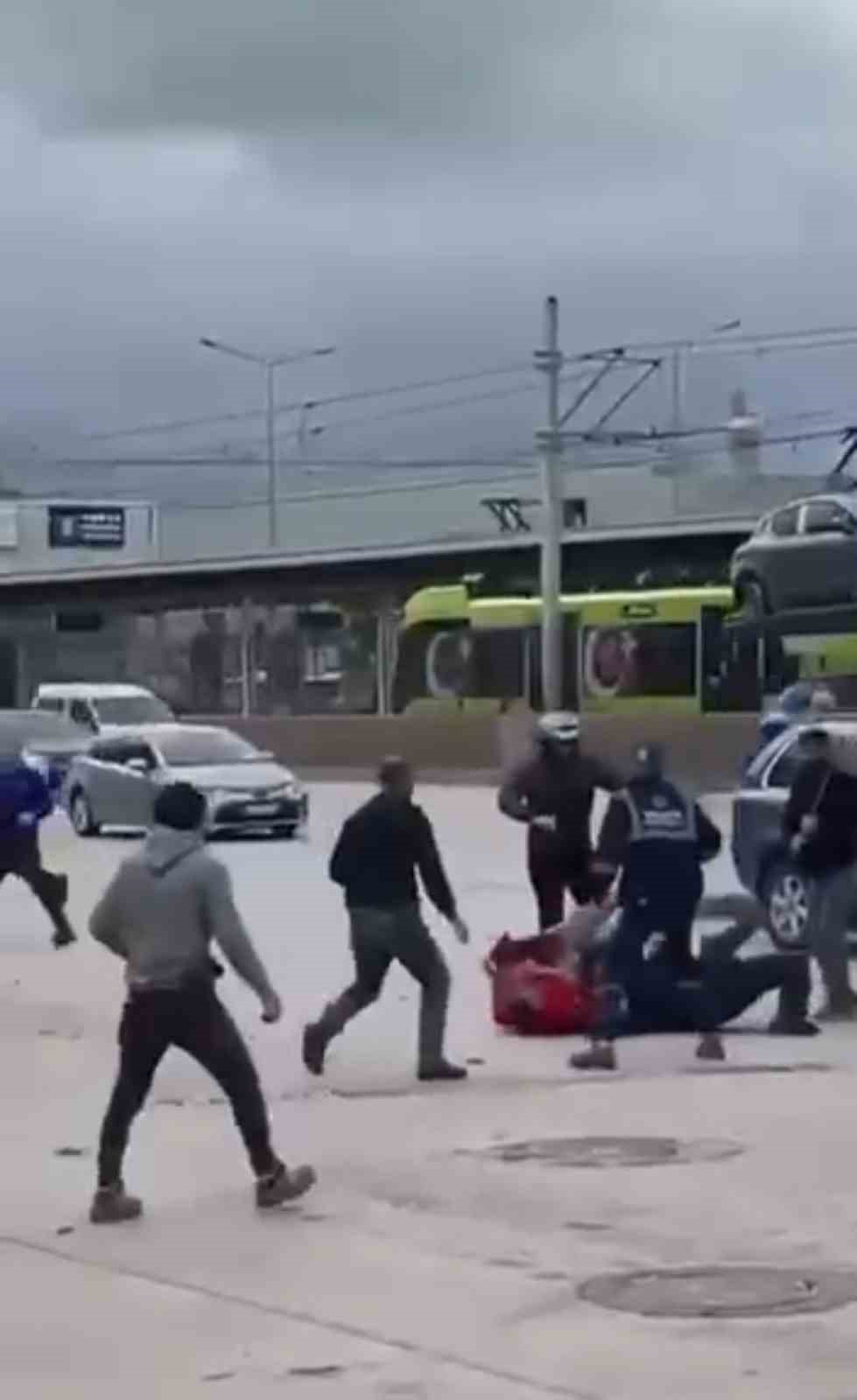 bursada-savasi-andiran-kavga-kamerada-kimi-kaskini-migfer-yapti-kimi-sopayi-kilic-gibi-kullandi