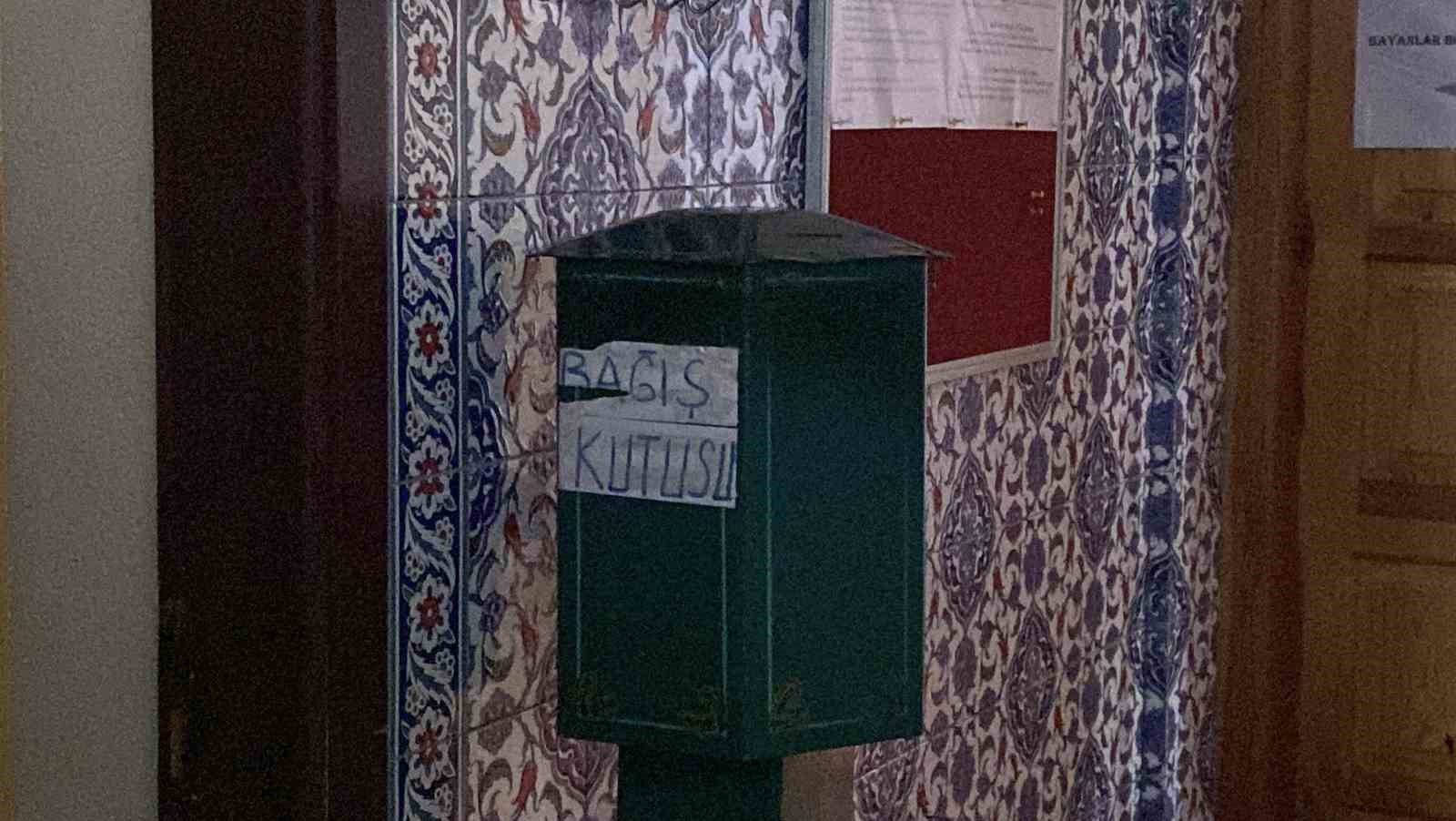 camideki-bagis-kutusunu-acamayan-acemi-hirsizlik-suphelileri-kamerada