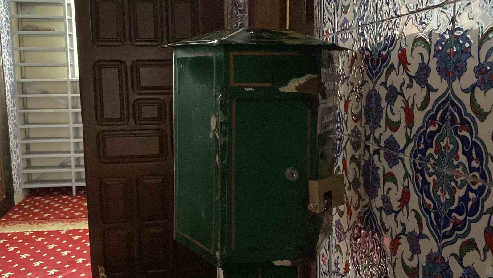 camideki-bagis-kutusunu-acamayan-acemi-hirsizlik-suphelileri-kamerada