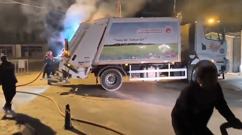 cop-toplama-sirasinda-yanan-kamyonunu-itfaiyeye-surdu