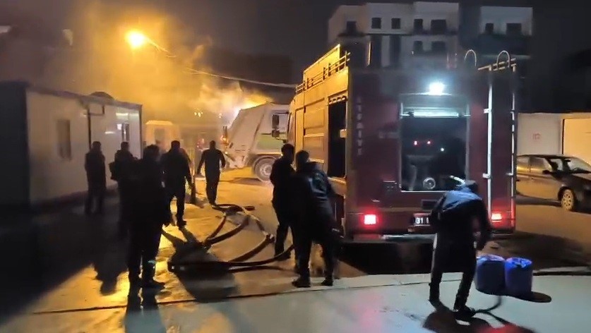 cop-toplama-sirasinda-yanan-kamyonunu-itfaiyeye-surdu