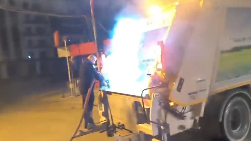 cop-toplama-sirasinda-yanan-kamyonunu-itfaiyeye-surdu