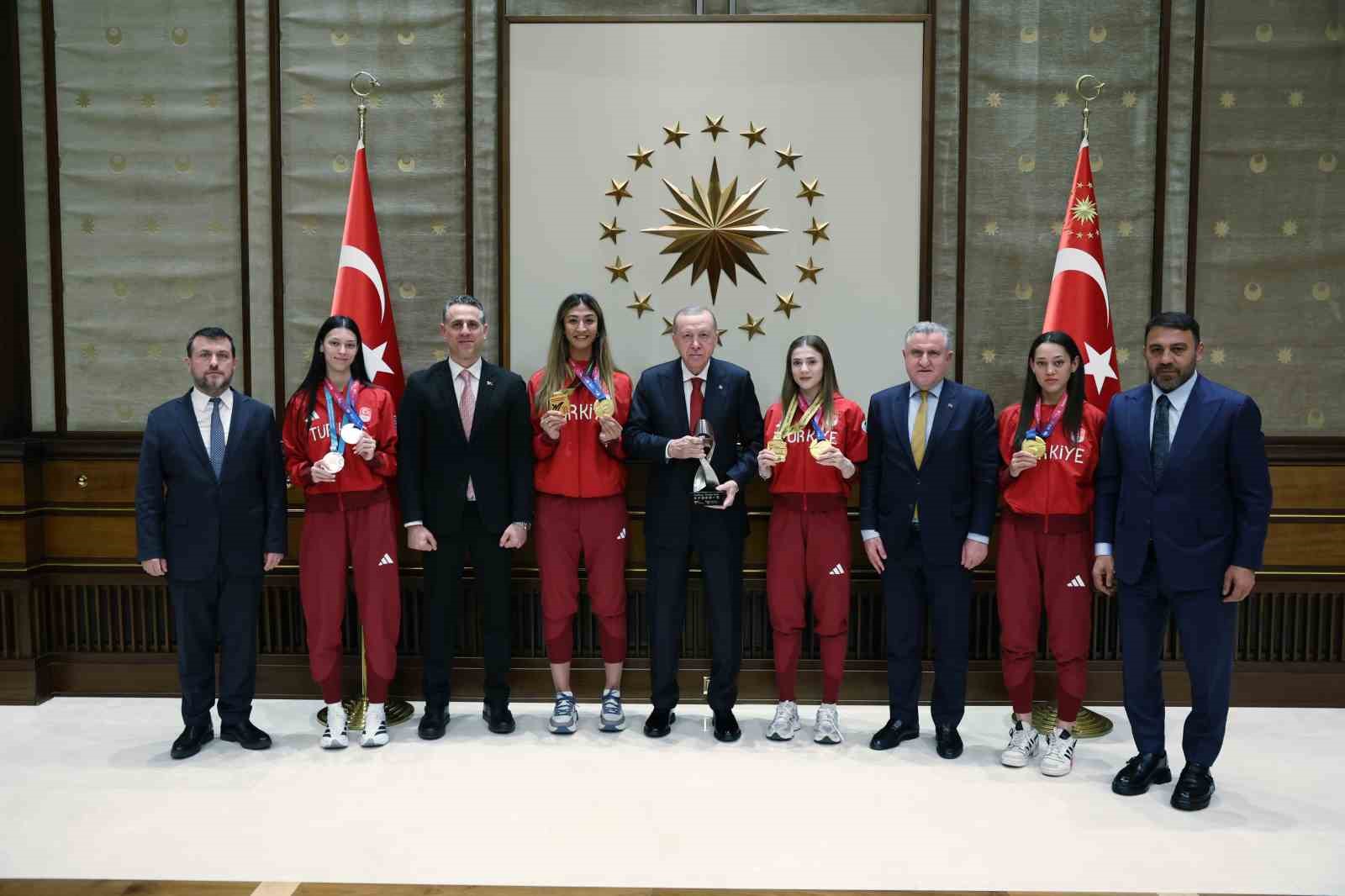 cumhurbaskani-erdogan-sporda-da-turkiye-yuzyili-hedeflerimize-ulasmak-icin-buyuk-bir-caba-harciyoruz