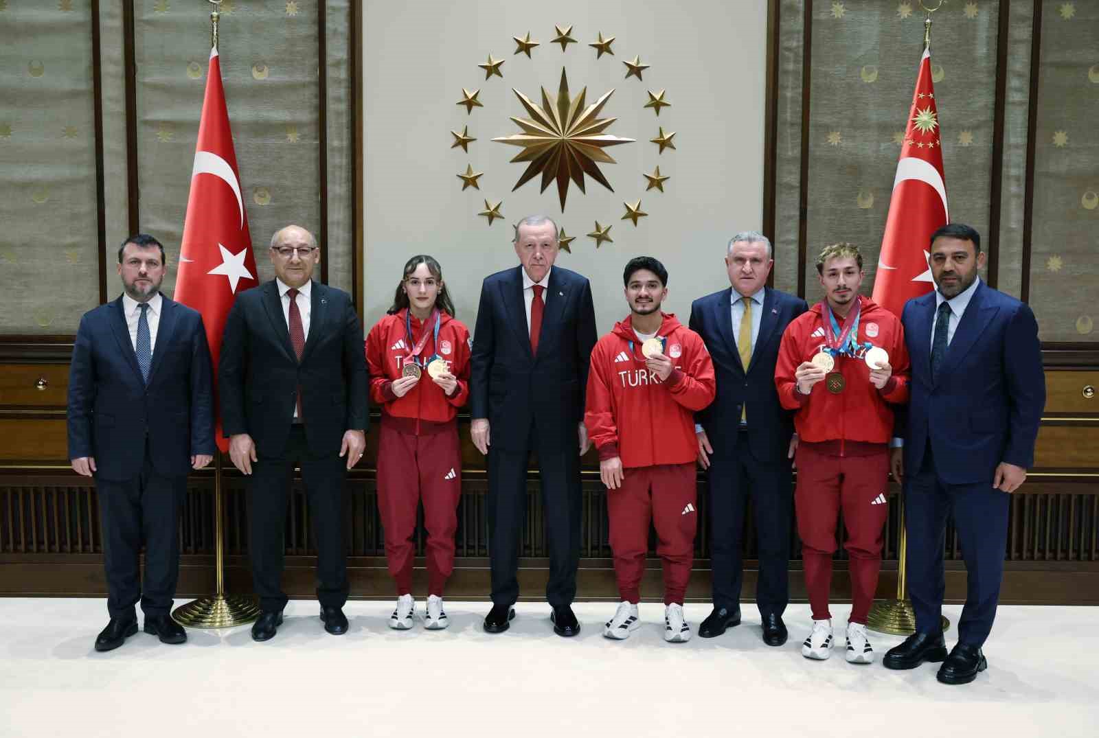 cumhurbaskani-erdogan-sporda-da-turkiye-yuzyili-hedeflerimize-ulasmak-icin-buyuk-bir-caba-harciyoruz