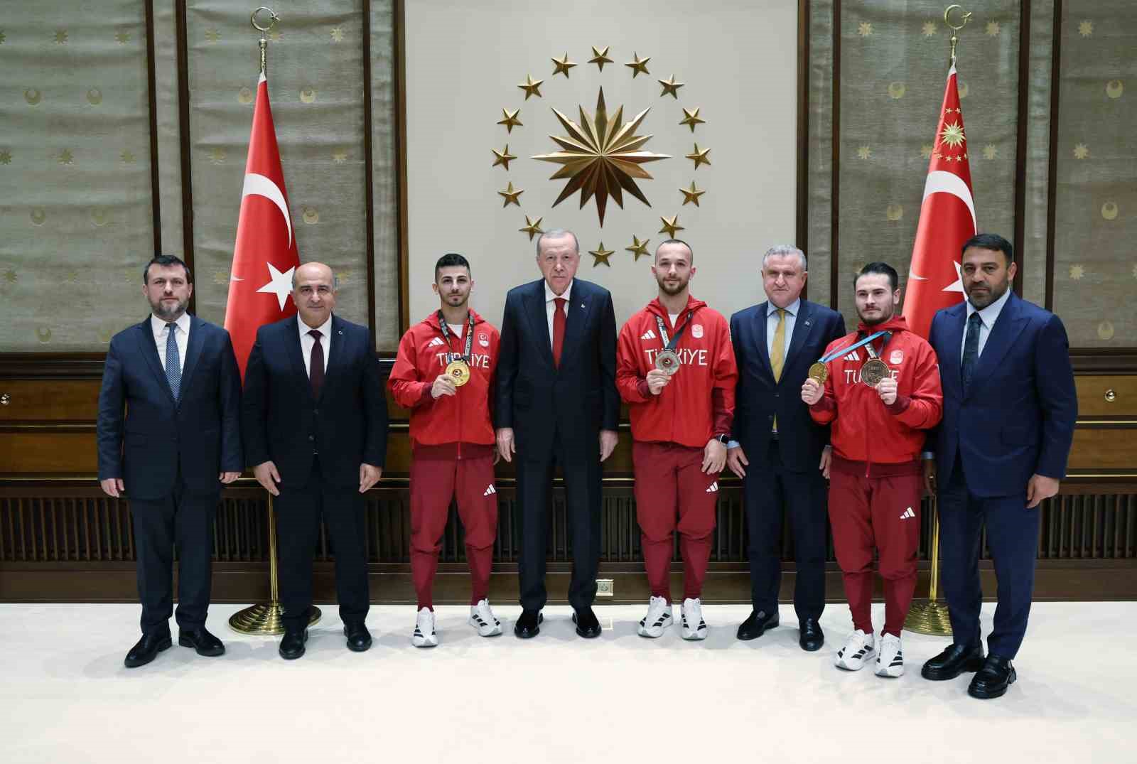 cumhurbaskani-erdogan-sporda-da-turkiye-yuzyili-hedeflerimize-ulasmak-icin-buyuk-bir-caba-harciyoruz