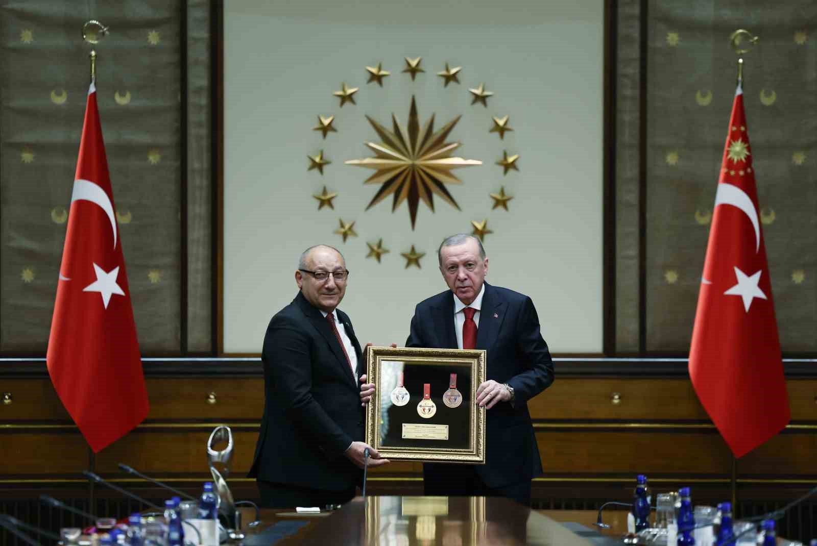 cumhurbaskani-erdogan-sporda-da-turkiye-yuzyili-hedeflerimize-ulasmak-icin-buyuk-bir-caba-harciyoruz