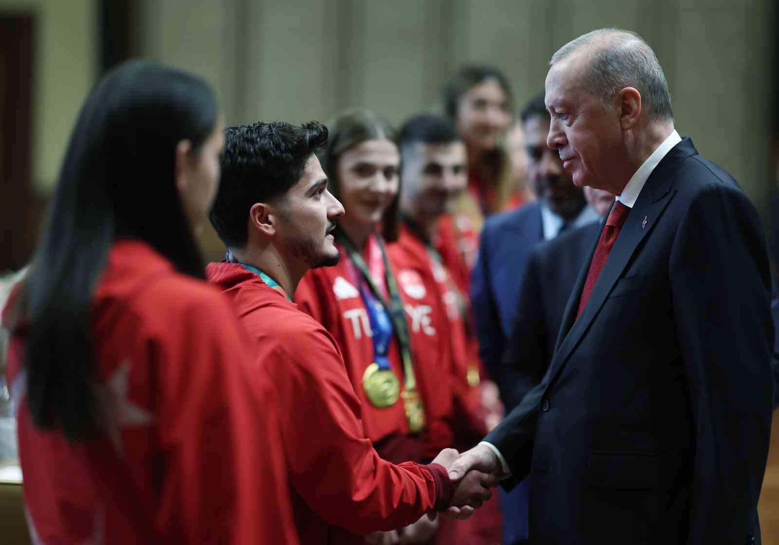 cumhurbaskani-erdogan-sporda-da-turkiye-yuzyili-hedeflerimize-ulasmak-icin-buyuk-bir-caba-harciyoruz