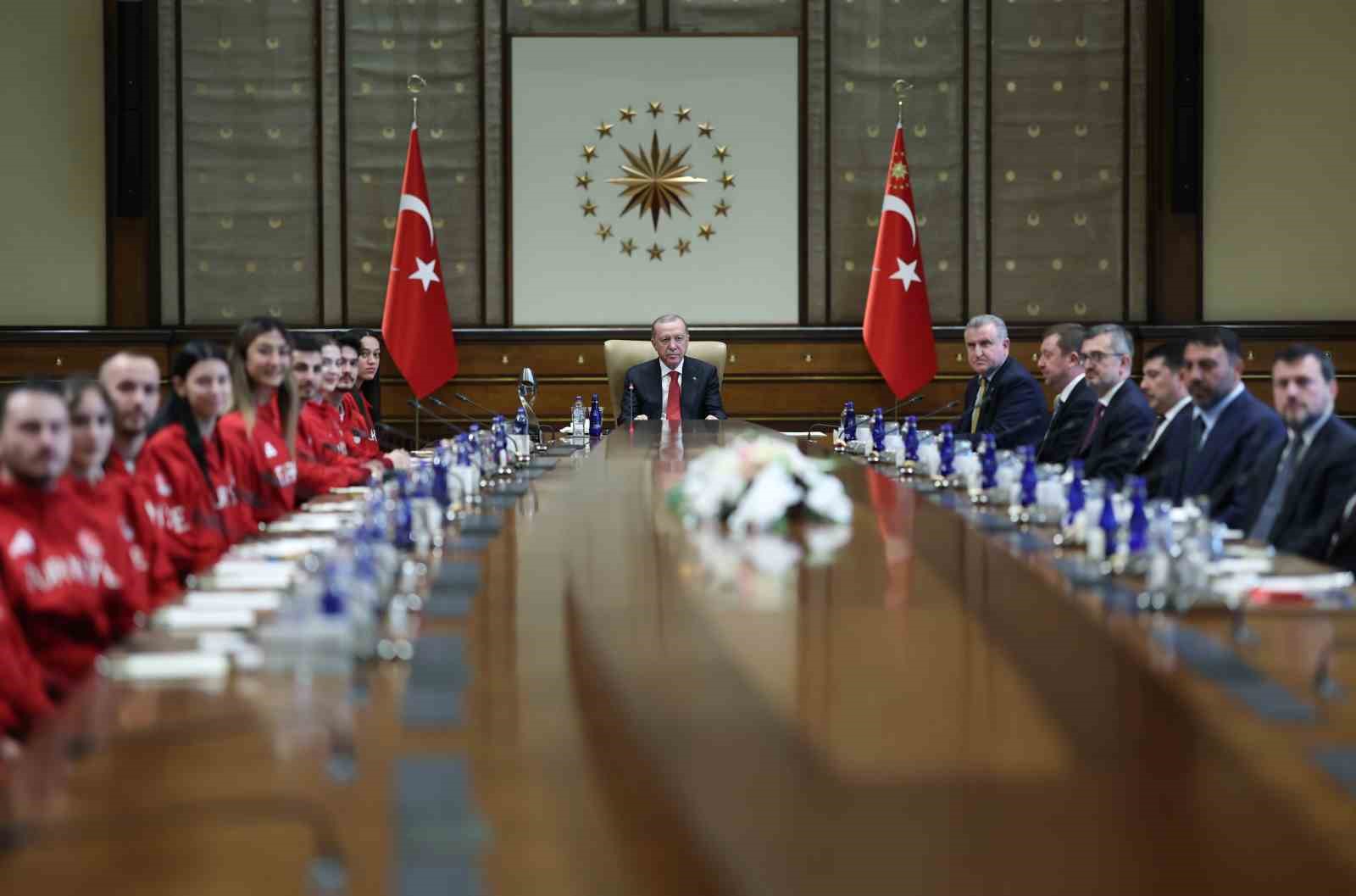 cumhurbaskani-erdogan-sporda-da-turkiye-yuzyili-hedeflerimize-ulasmak-icin-buyuk-bir-caba-harciyoruz