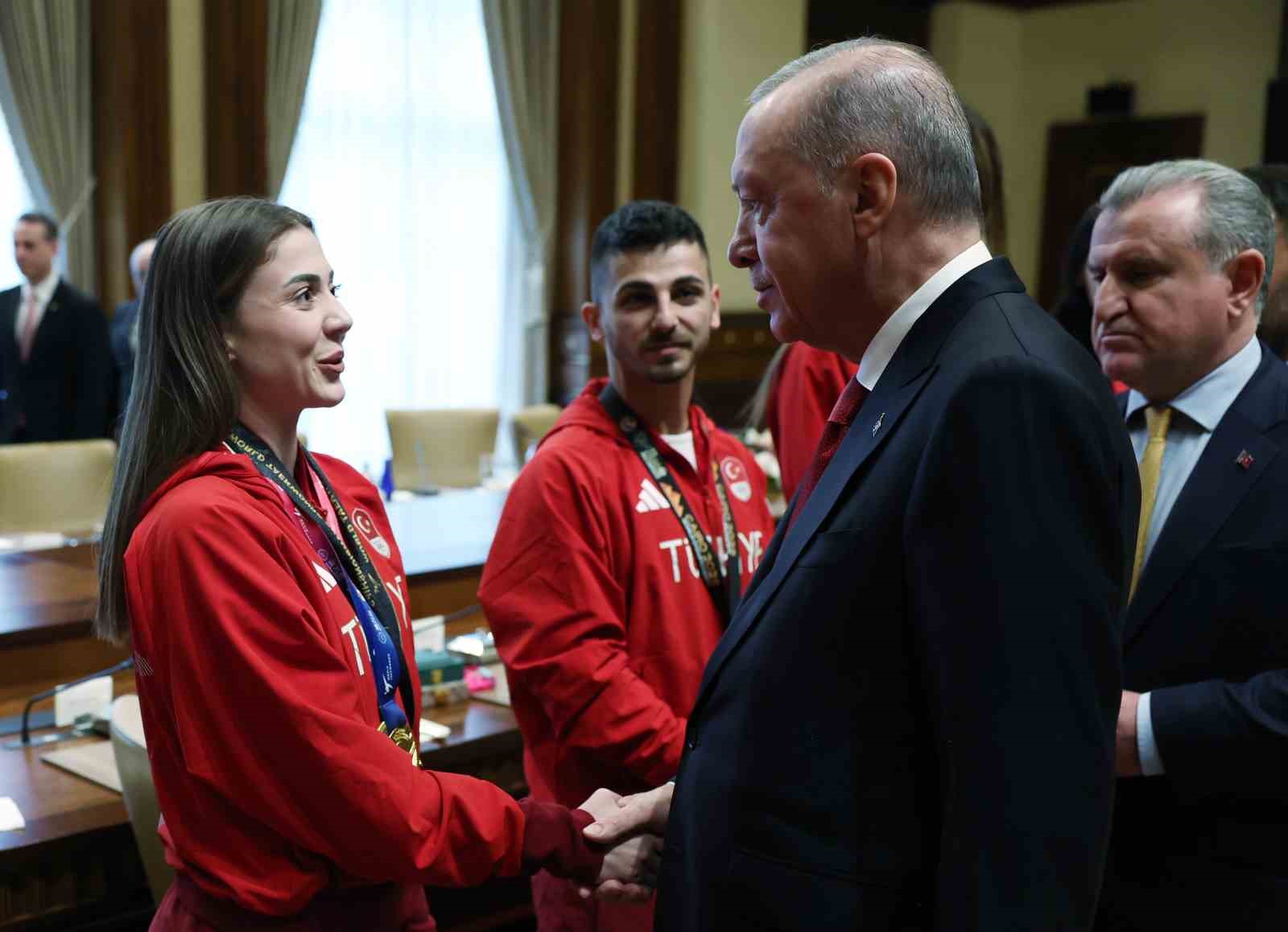 cumhurbaskani-erdogan-sporda-da-turkiye-yuzyili-hedeflerimize-ulasmak-icin-buyuk-bir-caba-harciyoruz