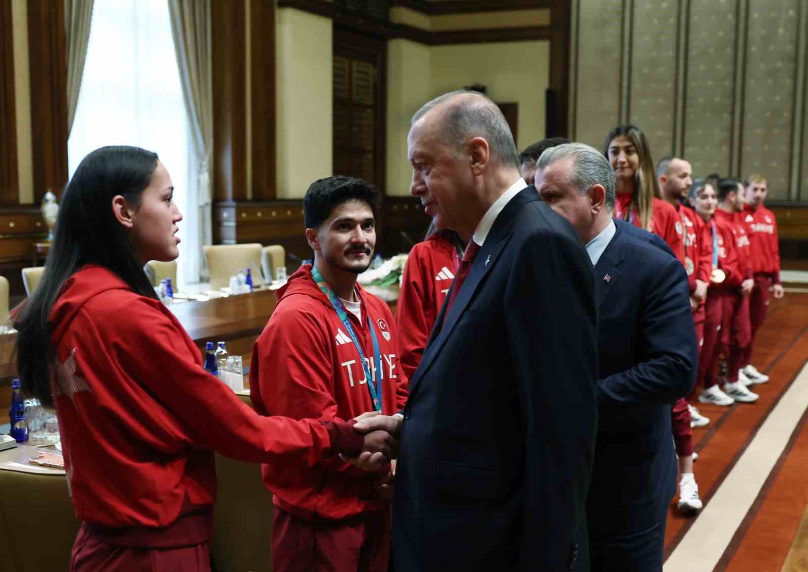 cumhurbaskani-erdogan-sporda-da-turkiye-yuzyili-hedeflerimize-ulasmak-icin-buyuk-bir-caba-harciyoruz